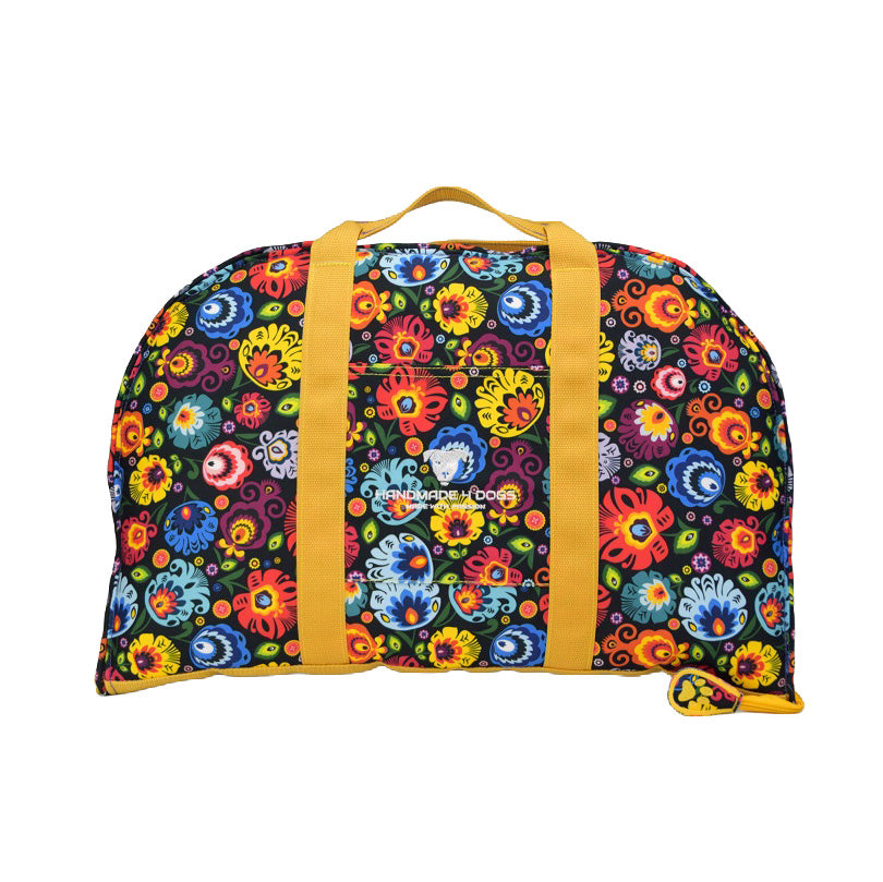 1. Handgefertigtes Dog Bed To Go mit floralem Blütendesign und sonnengelben Trageriemen