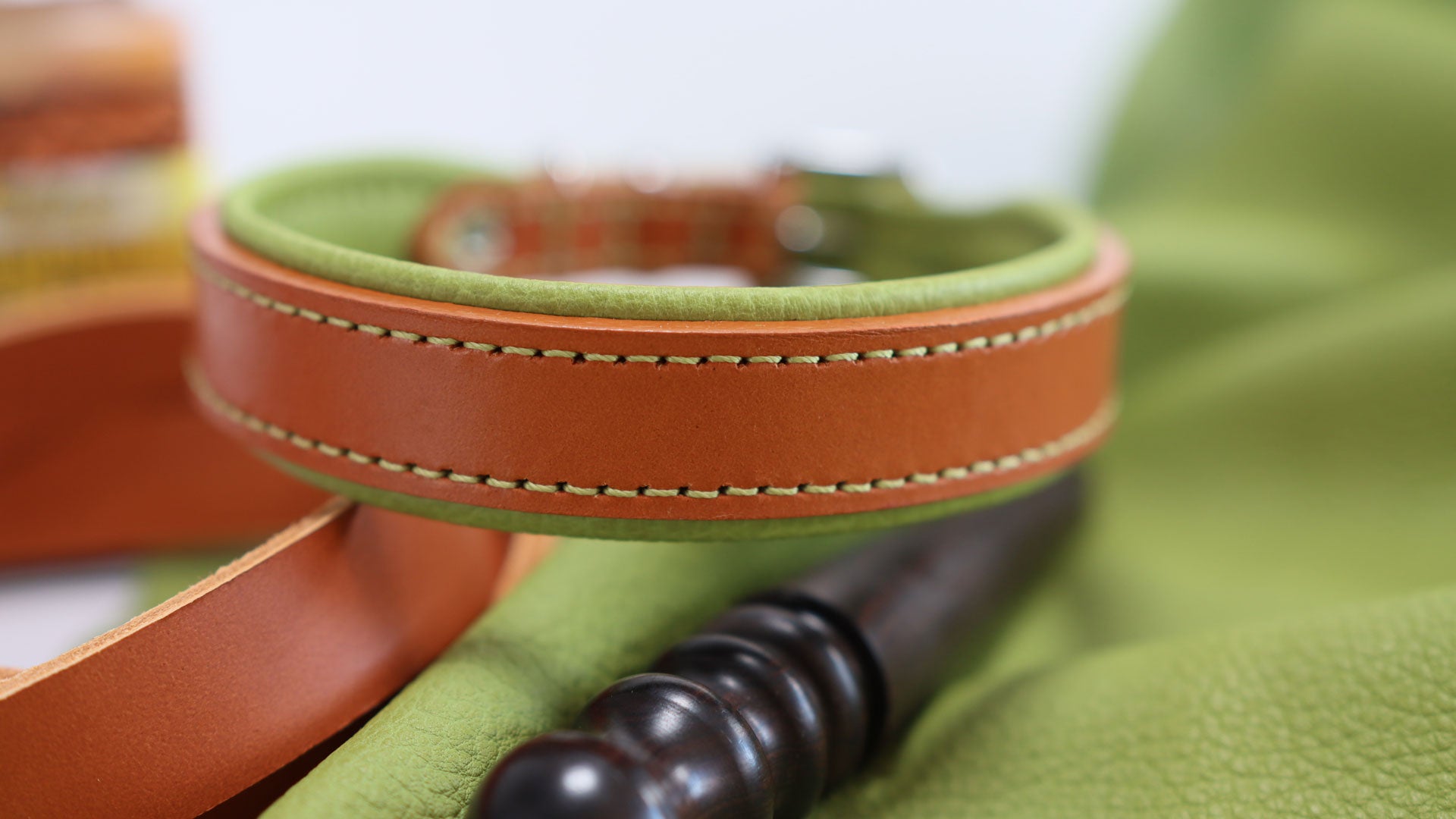 Leder-Hundehalsband „Natur & Grün“ – Handgefertigt aus Rindleder & weichem Hirschleder
