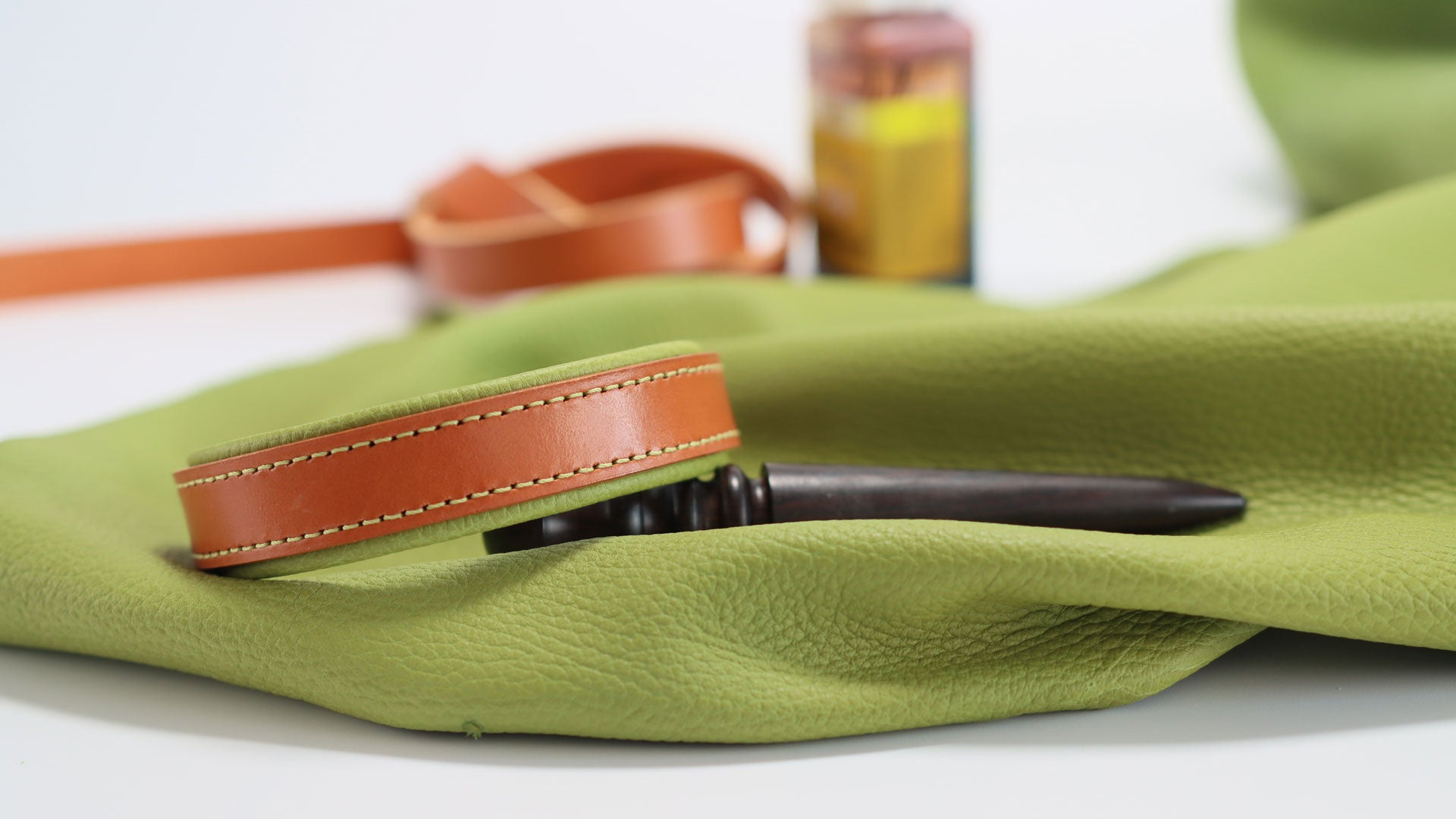 Leder-Hundehalsband „Natur & Grün“ – Handgefertigt aus Rindleder & weichem Hirschleder