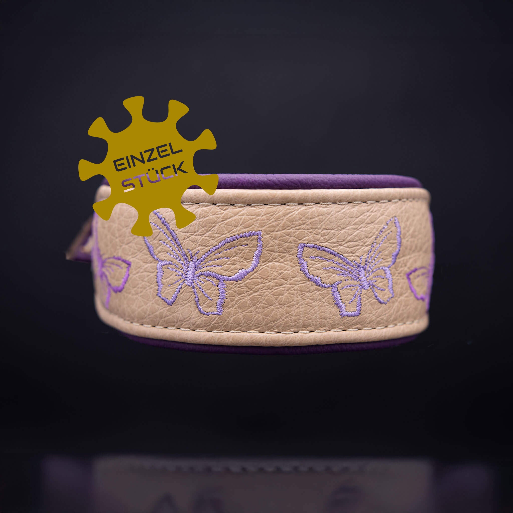 Windhundhalsband in beige und lila und gestickten Schmetterlingen frontansicht, einzelstueck