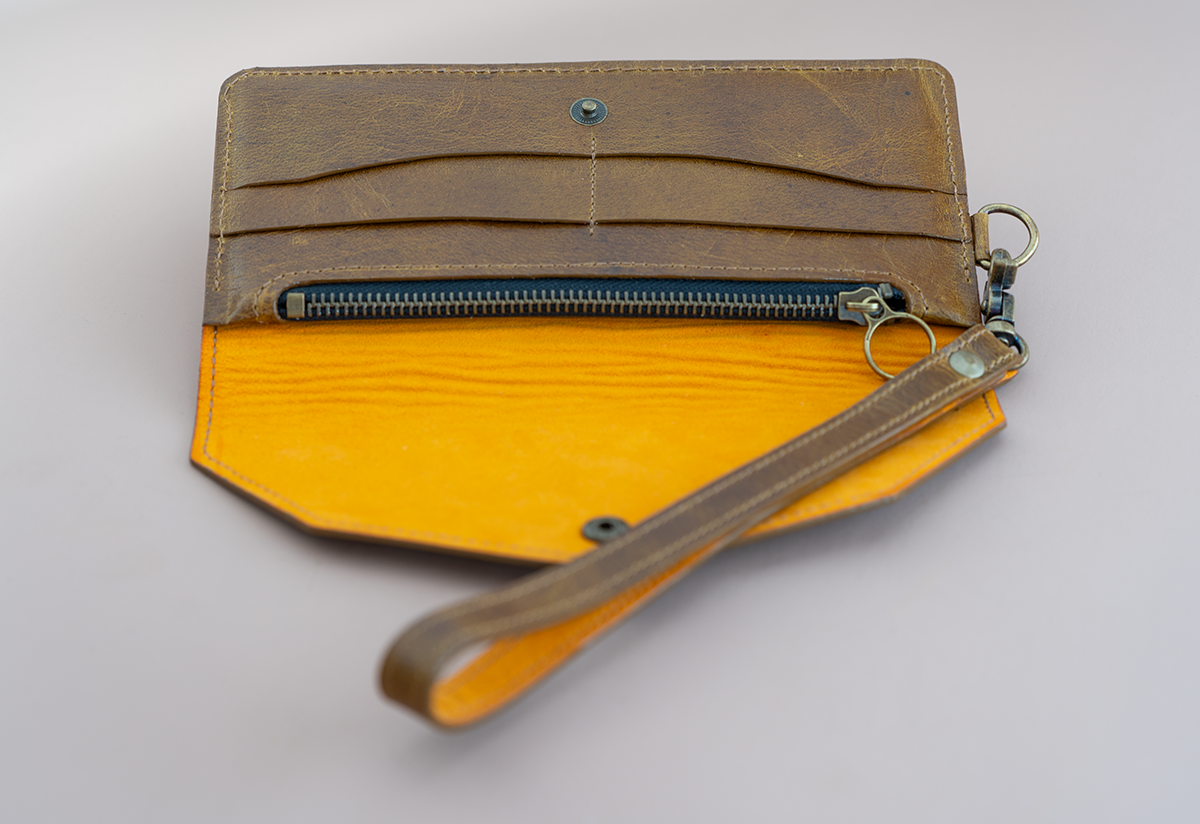 Clutch aus Wasserbüffelleder mit Pull-Up Effekt