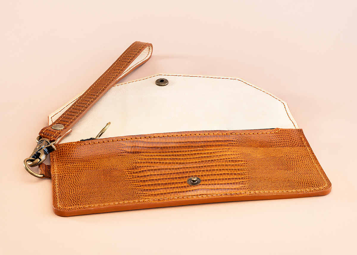Clutch aus geprägtem Kalbsleder