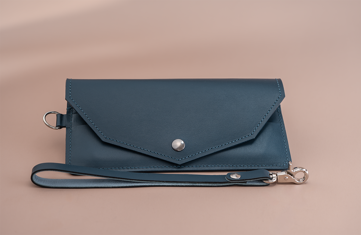 Clutch aus stahlblauem Kalbsleder