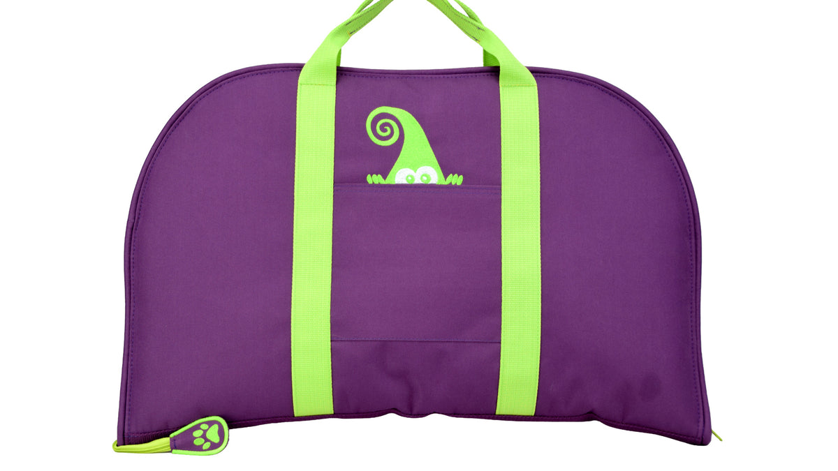 Rückseite des Dog Bed To Go Gnomy mit grüner Gnomen-Stickerei über der Fronttasche