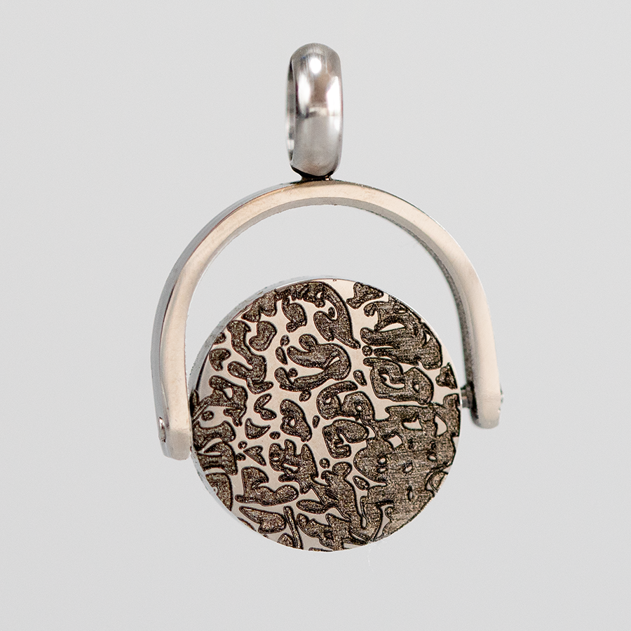 silberner Kettenanhänger, Drehmedaillon, bei dem ein Auszug eines Nasenschwammes eines Hundes tief in den Stahl eingraviert wurde