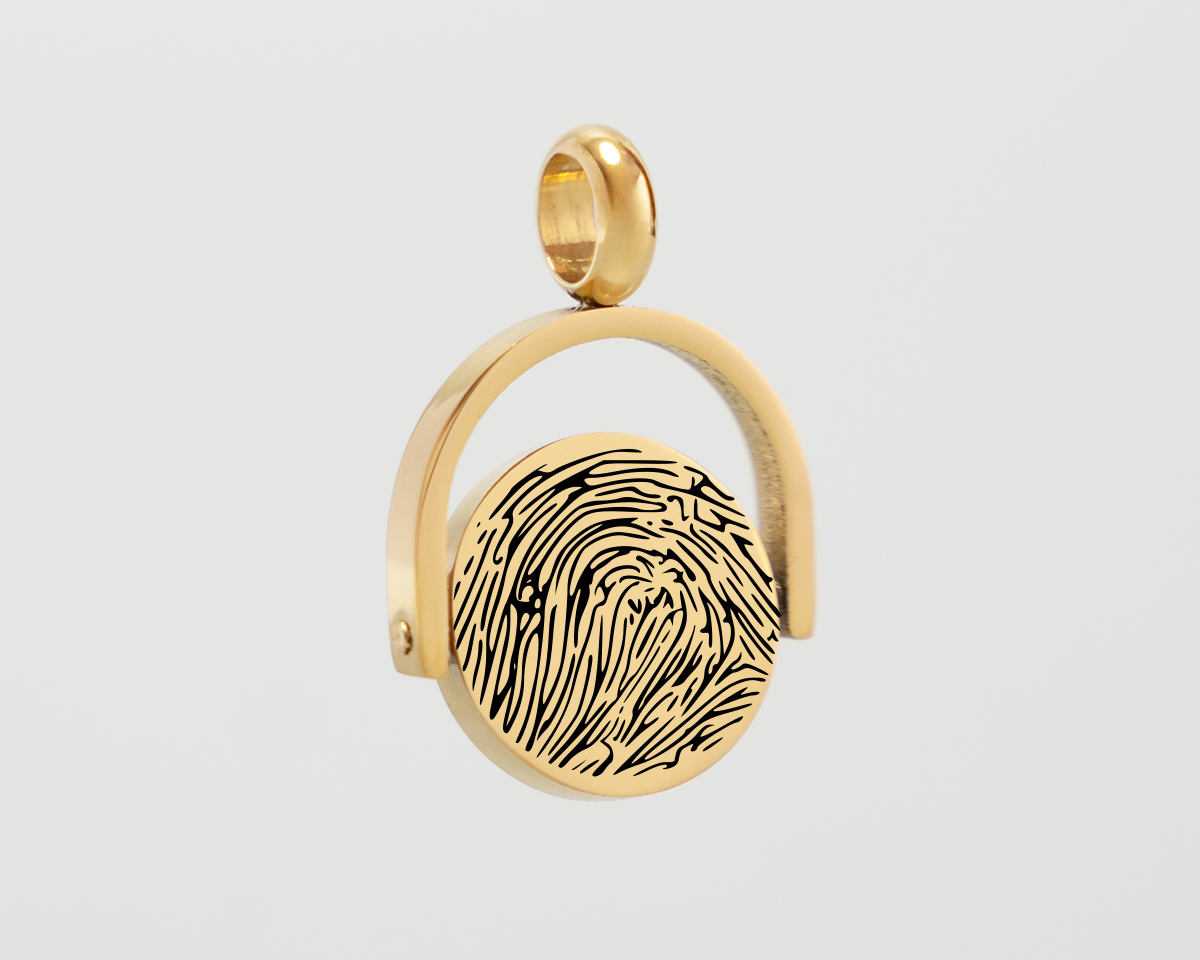 goldener Anhänger, Drehmedaillon, mit einem FIngerabdruck darauf der graviert wird/wurde