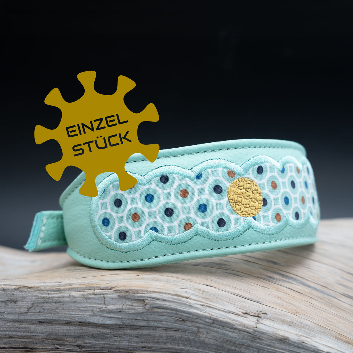 Einzelstück Badge auf einem Mintgrünem Windhundhalsband