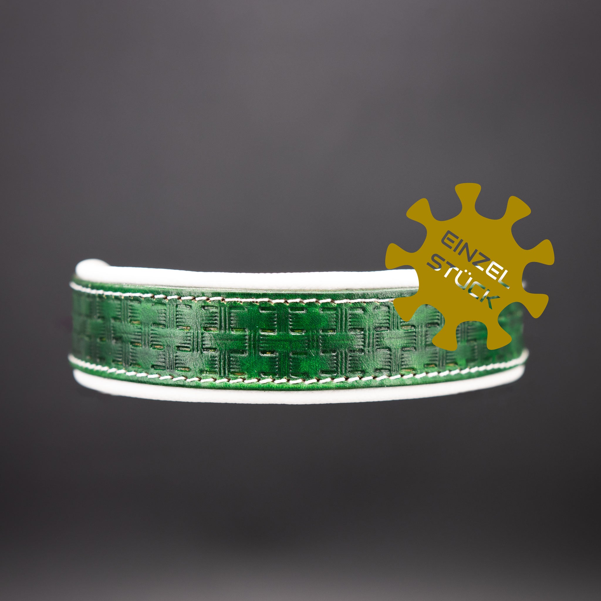 Einzelstück Grünes Lederhalsband mit aufwendiger Gewebe-Punzierung in der Frontansicht