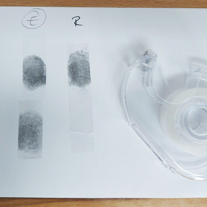 Fingerabdruck mit Bleistift und transparentem Klebeband selbst erstellen – Anleitung mit Papier und Fingerabdrücken