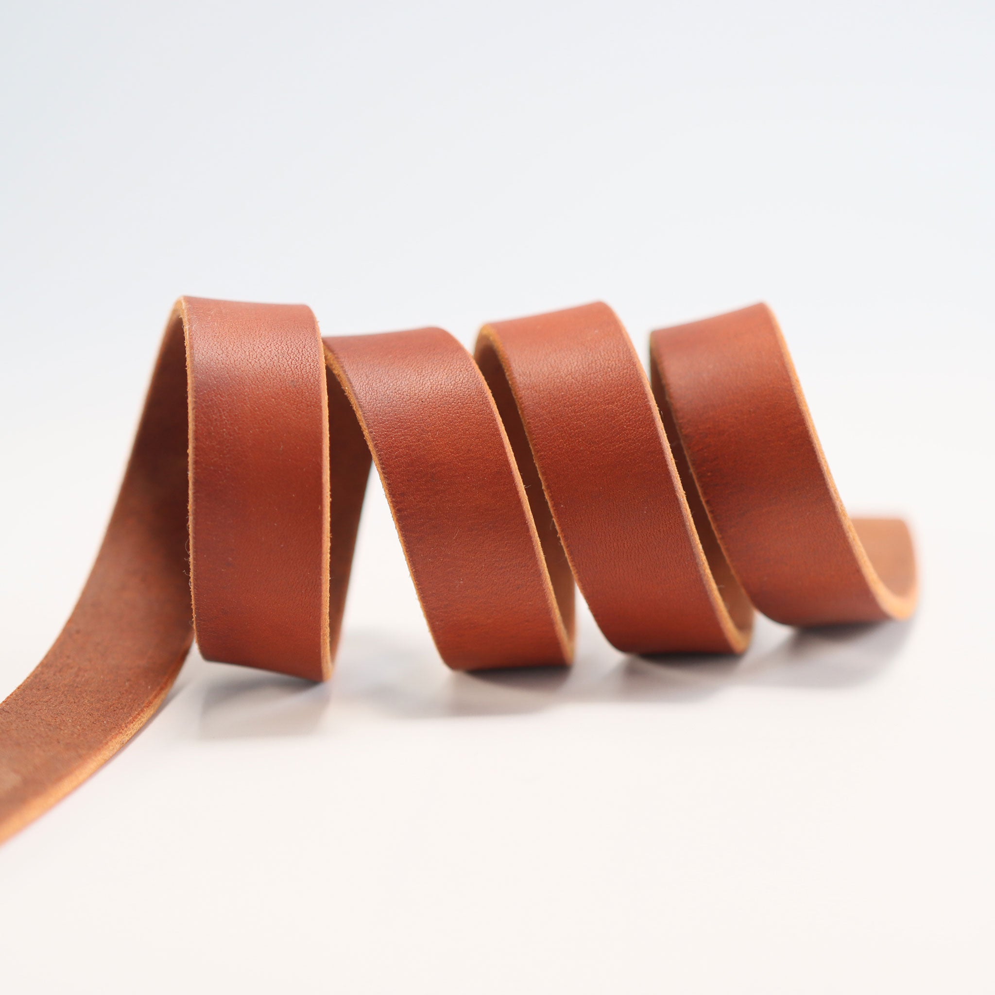 Fettlederriemen gerollt whiskeyfarben
