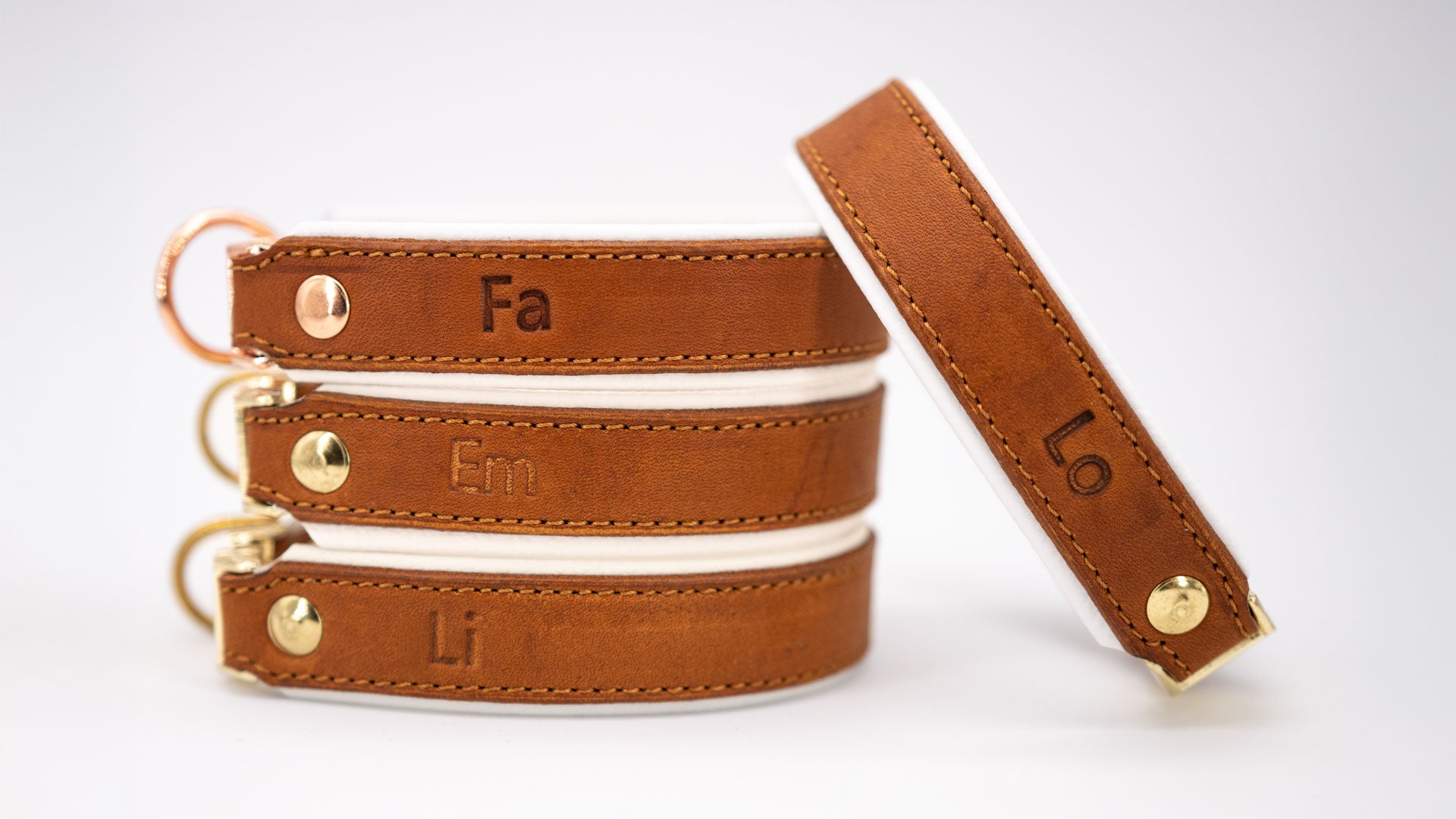 fettlederhalsbänder mit unterschiedlich farbigen Steckverschlüssen aufgetürmt