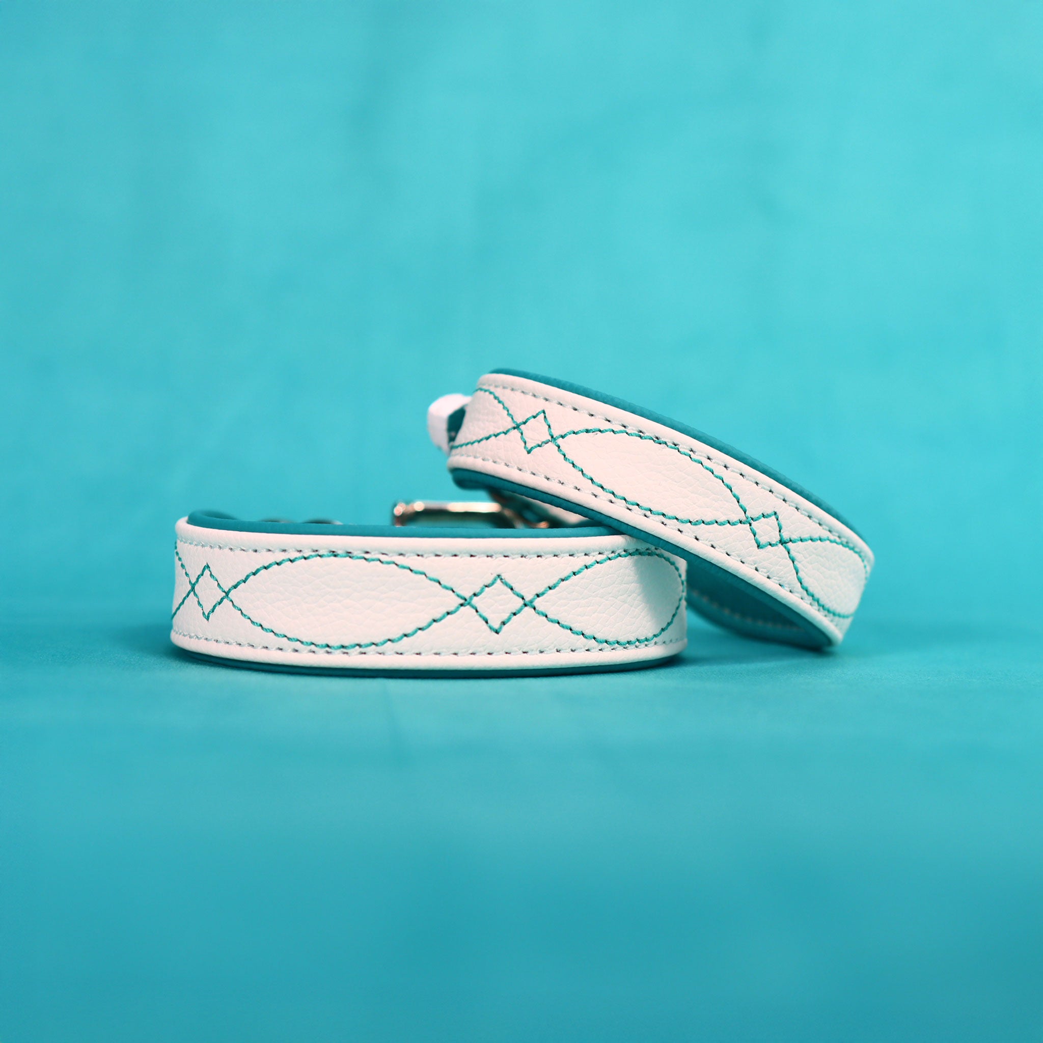 Hundehalsband weißes Leder türkise Naht Gunslinger Design