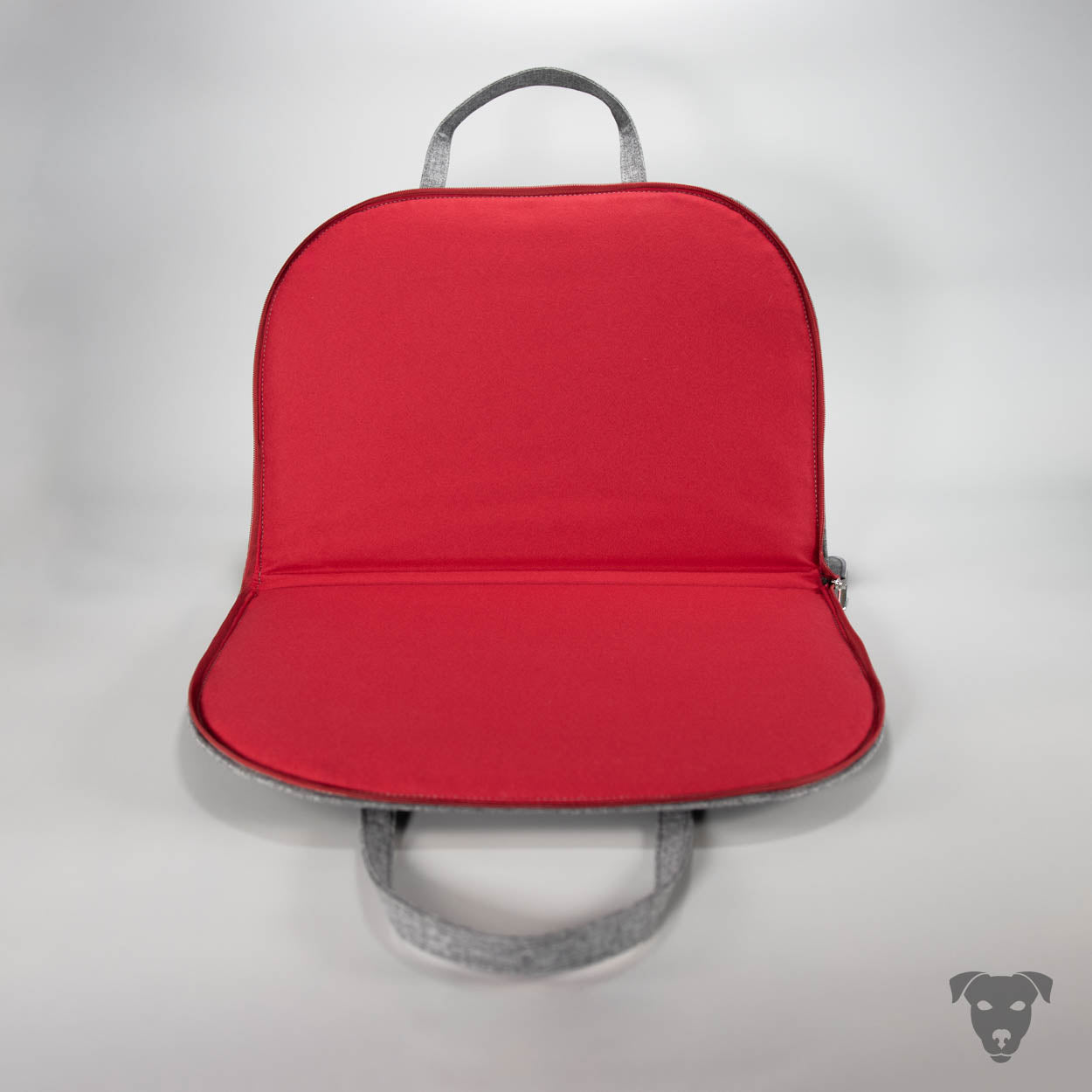 Hunde-Reisebett-dog-bed-to-go-in-grauem-wasserabweisenden-Stoff-mit-rotem-Tuchloden-auf-der-Liegefläche-so-richtig-kuschelig-von-handmade-4-dogs