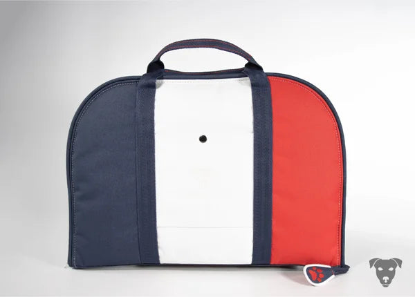Hunde-Reisebett-handgefertigt-von-handmade-4-dogs-in-Taschenform-im-Design-der-französischen-Nationalfarben-blau-weiß-rot-die-Taschengurte-sind-in-dunkelblau-die-liegefläche-ist-aus-einem-schwerem-Jeansstoff-wellcher-mit-3-Pfoten-bestickt-ist-ebenso-in-den-Farben-der-Tricolore