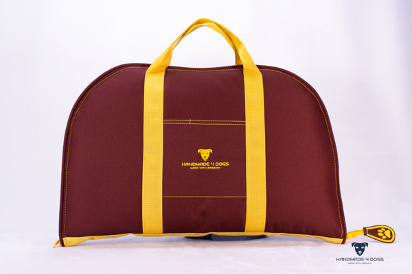Hunde-Reisebett-in-Taschenform-bordeauxfarbener-Outdoor-Stoff-mit-sonnengelben-Tragegurten-handgefertigt-von-handmade-4-dogs