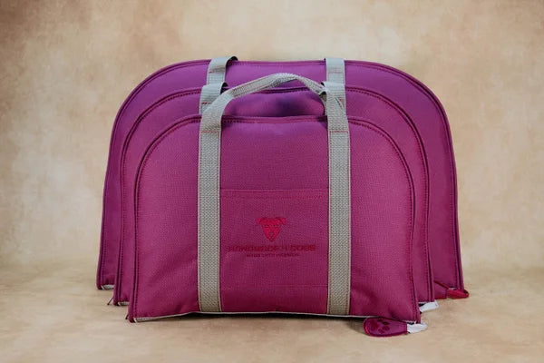 Hundereisebett-Hunde-Reisebett-in-brombeerfarbenen-outdoor-Stoff-mit-silberfarbenen-Tragegurten-handgefertigt-von-handmade-4-dogs