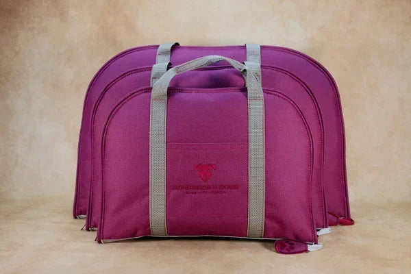 Hundereisebett-Hunde-Reisebett-in-brombeerfarbenen-outdoor-Stoff-mit-silberfarbenen-Tragegurten-handgefertigt-von-handmade-4-dogs