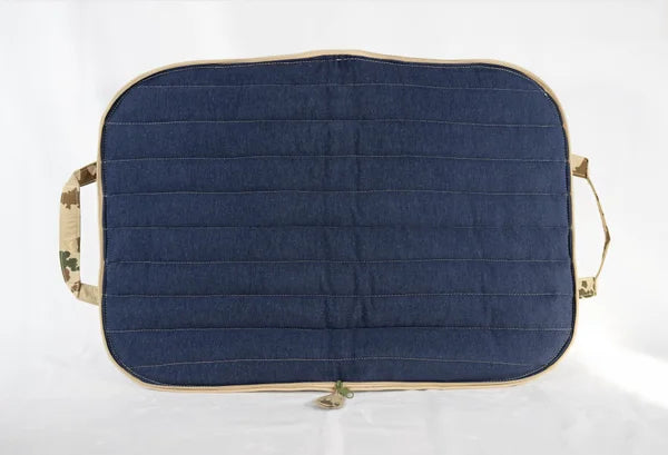 Hunde-Reisebett-in-Camouflage-und-sandfarbenem-wasserdichtem-stoff-die-Riemen-bei-diesem-von-handmade-4-dogs-handgefertigten-Hunde-Reisebett-sind-camouflage-die-liegefläche-ist-ein-gesteppter-Jeans