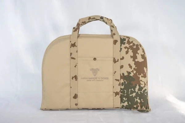 Hunde-Reisebett-in-Camouflage-und-sandfarbenem-wasserdichtem-stoff-die-Riemen-bei-diesem-von-handmade-4-dogs-handgefertigten-Hunde-Reisebett-sind-camouflage-die-liegefläche-ist-ein-gesteppter-Jeans