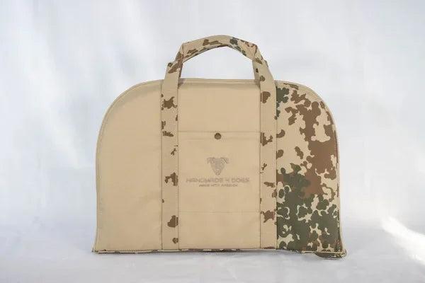 Hunde-Reisebett-in-Camouflage-und-sandfarbenem-wasserdichtem-stoff-die-Riemen-bei-diesem-von-handmade-4-dogs-handgefertigten-Hunde-Reisebett-sind-camouflage-die-liegefläche-ist-ein-gesteppter-Jeans