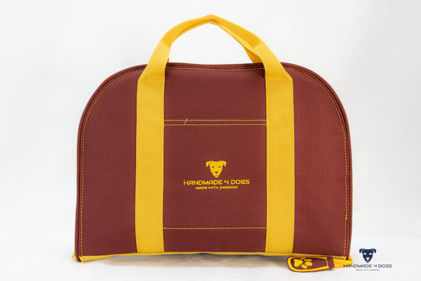 Hunde-Reisebett-in-Taschenform-bordeauxfarbener-Outdoor-Stoff-mit-sonnengelben-Tragegurten-handgefertigt-von-handmade-4-dogs