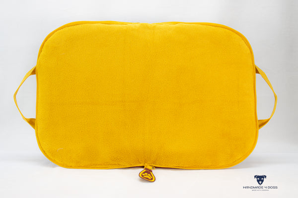 Hunde-Reisebett-in-Taschenform-bordeauxfarbener-Outdoor-Stoff-mit-sonnengelben-Tragegurten-LIegefläche-eine-dicke-sonnengelbe-kuscheldecke-handgefertigt-von-handmade-4-dogs