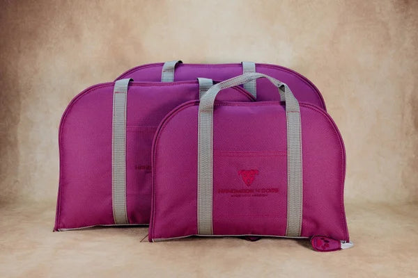 Hundereisebett-Hunde-Reisebett-in-brombeerfarbenen-outdoor-Stoff-mit-silberfarbenen-Tragegurten-handgefertigt-von-handmade-4-dogs