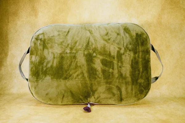 Hundereisebett-Hunde-Reisebett-in-brombeerfarbenen-outdoor-Stoff-mit-silberfarbenen-Tragegurten-handgefertigt-von-handmade-4-dogs-mit-einer-dicken-kuschel-liegefläche-in-grün