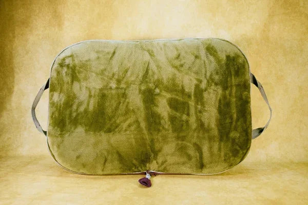 Hundereisebett-Hunde-Reisebett-in-brombeerfarbenen-outdoor-Stoff-mit-silberfarbenen-Tragegurten-handgefertigt-von-handmade-4-dogs-mit-einer-dicken-kuschel-liegefläche-in-grün