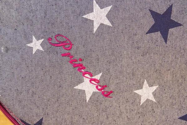 Hunde-Reisebett-in-pink-Liegefläche-in-jeans-mit-sternendekor-und-zusätzlich-gestickten-pinken-sternen-handgefertigt-von-handmade-4-dogs