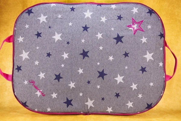 Hunde-Reisebett-in-pink-Liegefläche-in-jeans-mit-sternendekor-und-zusätzlich-gestickten-pinken-sternen-handgefertigt-von-handmade-4-dogs