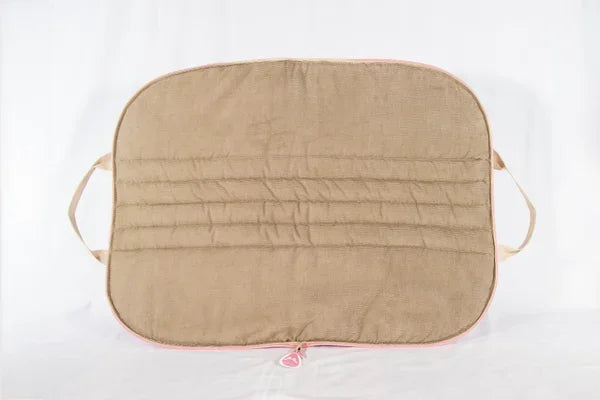 Hunde Reisebett, Hundereisebett in rosafarbenem Outdoor Stoff in Leinenoptik mit beigen Griffen und einem beigen micro-cord auf der Liegefläche