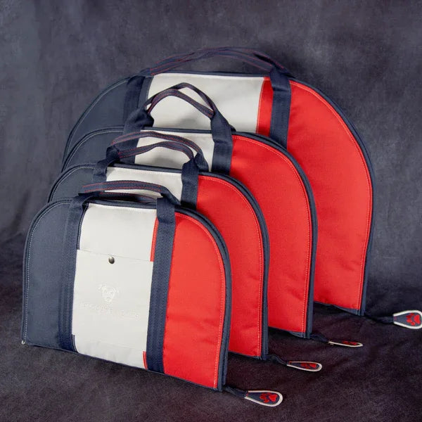 Hunde-Reisebett-handgefertigt-von-handmade-4-dogs-in-Taschenform-im-Design-der-französischen-Nationalfarben-blau-weiß-rot-die-Taschengurte-sind-in-dunkelblau-die-liegefläche-ist-aus-einem-schwerem-Jeansstoff-wellcher-mit-3-Pfoten-bestickt-ist-ebenso-in-den-Farben-der-Tricolore