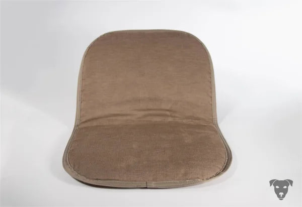 sandfarbenes-Hunde-Reisebett-handgefertigt-von-handmade-4-dogs-mit-einer-sandfarbenen-Liegefläche-aus-möbel-microcord-das-hunde-reisebett-ist-wird-zusammengerollt-und-ist-waschbar