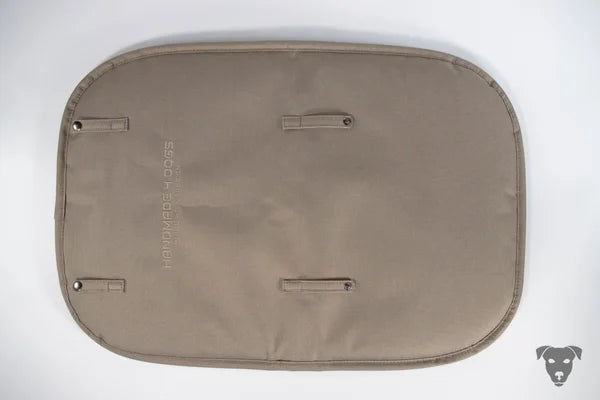 sandfarbenes-Hunde-Reisebett-handgefertigt-von-handmade-4-dogs-mit-einer-sandfarbenen-Liegefläche-aus-möbel-microcord-das-hunde-reisebett-ist-wird-zusammengerollt-und-ist-waschbar