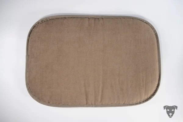 sandfarbenes-Hunde-Reisebett-handgefertigt-von-handmade-4-dogs-mit-einer-sandfarbenen-Liegefläche-aus-möbel-microcord-das-hunde-reisebett-ist-wird-zusammengerollt-und-ist-waschbar