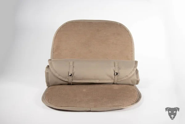 sandfarbenes-Hunde-Reisebett-handgefertigt-von-handmade-4-dogs-mit-einer-sandfarbenen-Liegefläche-aus-möbel-microcord-das-hunde-reisebett-ist-wird-zusammengerollt-und-ist-waschbar