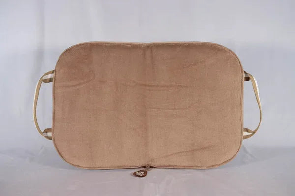 Hunde Reisebett in haselnussbraun mit gestreiften Riemen in beige und weiß, die liegefläche dieses handgefertigten Hunde Reisebettes ist eine Rosenholzfarbene kuscheldecke