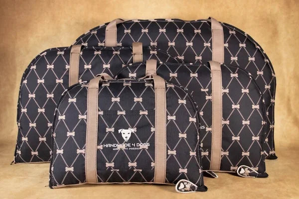 handgefertigtes-Hunde-Reisebett-grundfarbe-ist-schwarz-darüber-Rhomben-in-gold-derren-schnittpunkte-knochen-sind-die-Taschengurte-sind-in-rosenholz-farben-die Kuscheldecke-die-als-liegefläche-dient-ist-ebenso-aus-einem-rosenholzfarbenen-kuschelstoff