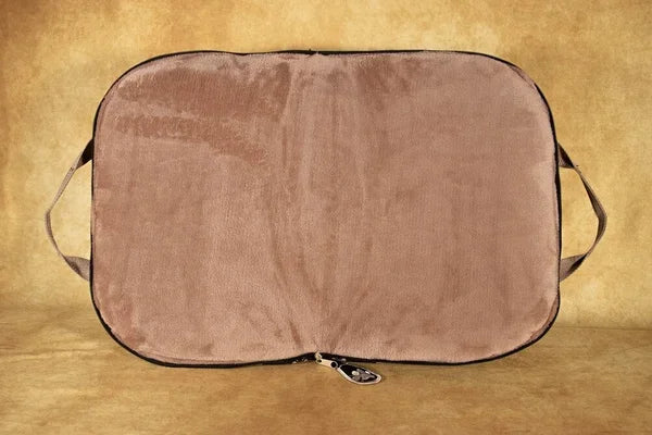 handgefertigtes-Hunde-Reisebett-grundfarbe-ist-schwarz-darüber-Rhomben-in-gold-derren-schnittpunkte-knochen-sind-die-Taschengurte-sind-in-rosenholz-farben-die Kuscheldecke-die-als-liegefläche-dient-ist-ebenso-aus-einem-rosenholzfarbenen-kuschelstoff