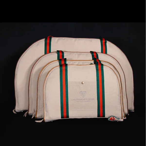 hunde-reisebett-in-den Gucci-Farben-grün-rot-beige-gehalten ,das-handgefertigte-hunde-reisebett-hat-eine-cremefarbene-einfassung-aus-veganem-leder, die-Liegefläche-des-Hunde-Reisebettes-ist-ein schwerer-jeansstoff, das-hunde-reisebett-ist-handgefertigt-von-handmade-4-dogs, auf-dem-hunde-reisebett-welches-handgefertigt-ist-liegt-ein-parson-russell-terrier.sie-heißt-bourbon-vanille-of-green-spirits