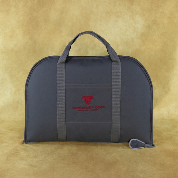 Hunde-Reisebett-handgefertigt-von-handmade-4-dogs-in-graphit-grau-mit-roter-liegefläche