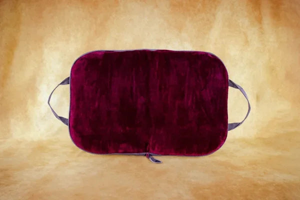 Hunde-Reisebett-handgefertigt-von-handmade-4-dogs-in-graphit-grau-mit-roter-liegefläche