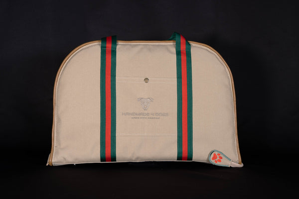 hunde-reisebett-in-den Gucci-Farben-grün-rot-beige-gehalten ,das-handgefertigte-hunde-reisebett-hat-eine-cremefarbene-einfassung-aus-veganem-leder, die-Liegefläche-des-Hunde-Reisebettes-ist-ein schwerer-jeansstoff, das-hunde-reisebett-ist-handgefertigt-von-handmade-4-dogs, auf-dem-hunde-reisebett-welches-handgefertigt-ist-liegt-ein-parson-russell-terrier.sie-heißt-bourbon-vanille-of-green-spirits