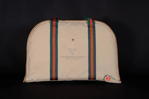 hunde-reisebett-in-den Gucci-Farben-grün-rot-beige-gehalten ,das-handgefertigte-hunde-reisebett-hat-eine-cremefarbene-einfassung-aus-veganem-leder, die-Liegefläche-des-Hunde-Reisebettes-ist-ein schwerer-jeansstoff, das-hunde-reisebett-ist-handgefertigt-von-handmade-4-dogs, auf-dem-hunde-reisebett-welches-handgefertigt-ist-liegt-ein-parson-russell-terrier.sie-heißt-bourbon-vanille-of-green-spirits