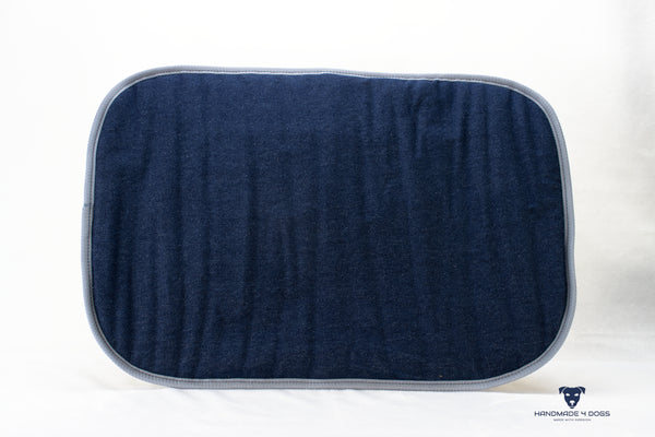 aufgerolltes-handgefertigtes-Hunde-Reisebett-von-handmade-4-dogs-in-der-Farbe-Senf-mit-wedgwood-farbiger-Einfassung-und-einer-Liegefläche-aus-dunklem-Denim