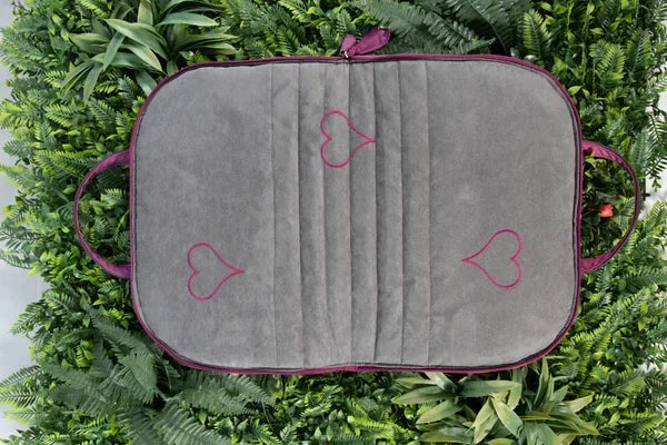 hunde-reisebett-in-pinker-Jeansoptik ,die-griffe-sind-aus-veganem-Leder-gefertigt, die-Liegefläche-des-Hunde-Reisebettes-ist-eine-bestickter-grauer-Alcantara, das-hunde-reisebett-ist-handgefertigt-von-handmade-4-dogs, auf-dem-hunde-reisebett-welches-handgefertigt-ist-liegt-ein-parson-russell-terrier.sie-heißt-bourbon-vanille-of-green-spirits