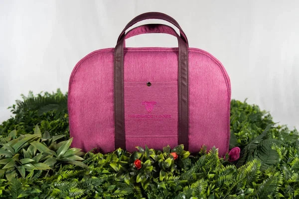 hunde-reisebett-in-pinker-Jeansoptik ,die-griffe-sind-aus-veganem-Leder-gefertigt, die-Liegefläche-des-Hunde-Reisebettes-ist-eine-bestickter-grauer-Alcantara, das-hunde-reisebett-ist-handgefertigt-von-handmade-4-dogs, auf-dem-hunde-reisebett-welches-handgefertigt-ist-liegt-ein-parson-russell-terrier.sie-heißt-bourbon-vanille-of-green-spirits