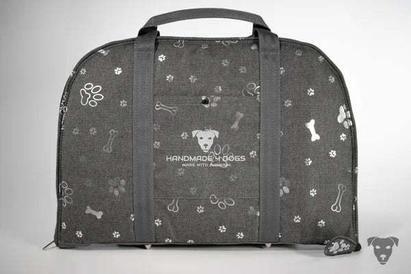 Hunde-Reisebett-in-Anthrazit-mit-silbernem-Pfoten-und-Knochen-Print, handgefertigt-von-handmade-4-dogs. Die-Liegefläche-ist-ein-dickerer-kuscheliger-Jeans-Stoff