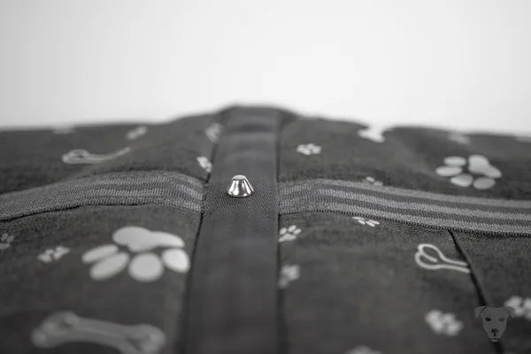 Hunde-Reisebett-in-Anthrazit-mit-silbernem-Pfoten-und-Knochen-Print, handgefertigt-von-handmade-4-dogs. Die-Liegefläche-ist-ein-dickerer-kuscheliger-Jeans-Stoff